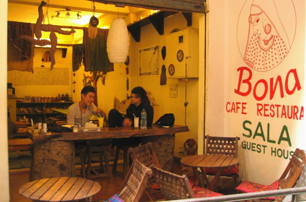 Bona Cafe Restaurant & Sala Guest House 瓦拉纳西 外观 照片